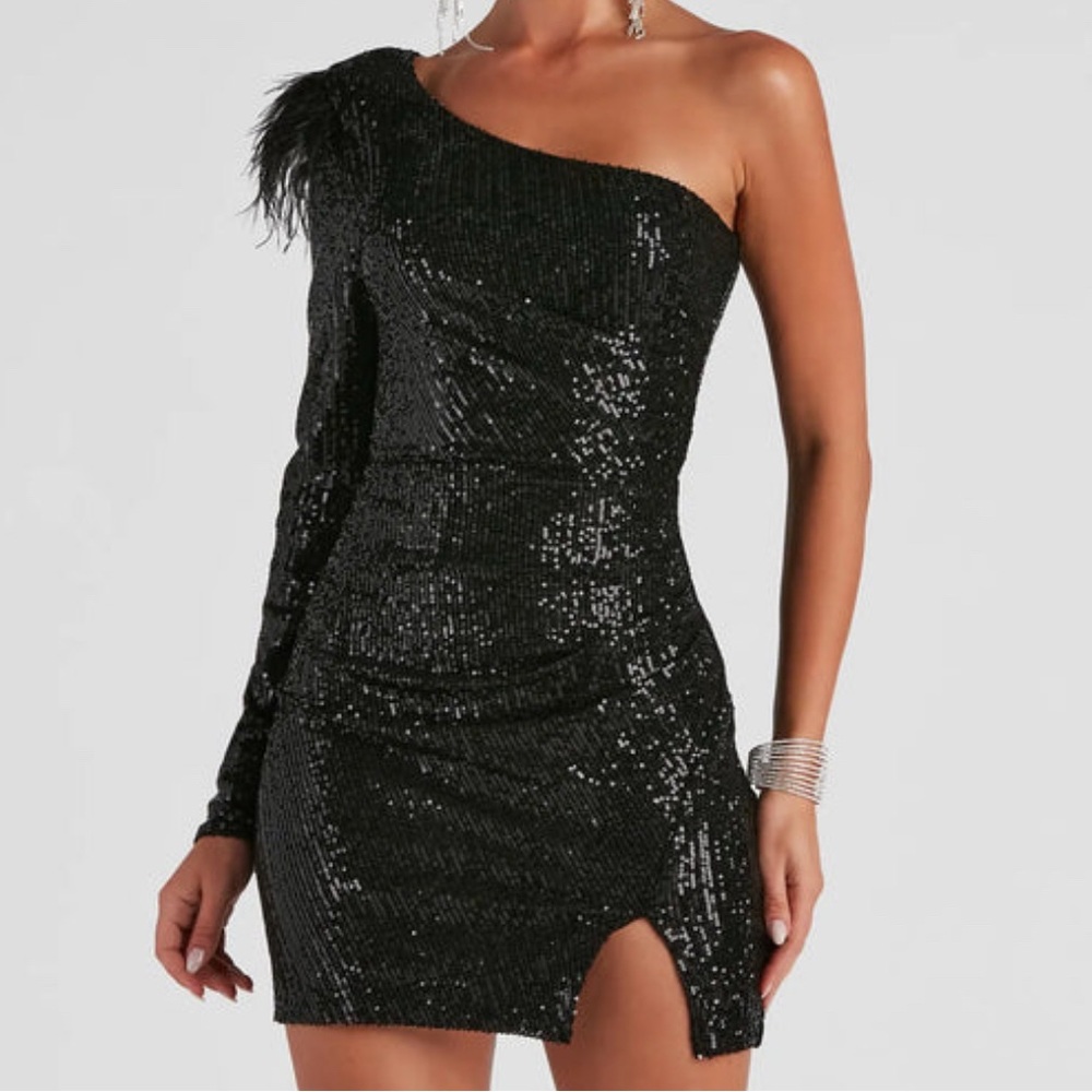 Sparkly dress with feathers. used once. Windsor. comfortable On the Inside